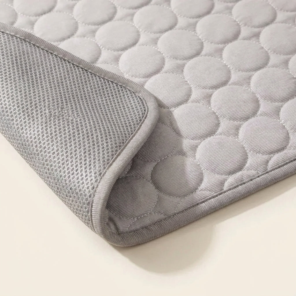 Détail du tapis rafraîchissant en soie glacée : matelassage et envers en mesh aéré